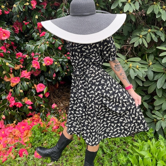 Frock Shop size Medium flowy dress w/horse print. Belt. - Picture 5 of 6